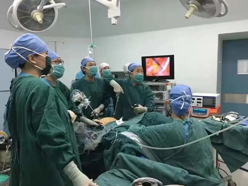 夏恩兰教授做极简式腹腔镜宫颈环扎术.jpg